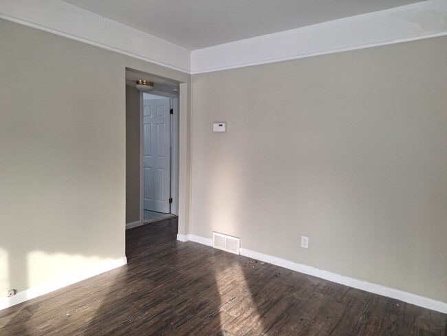 Building Photo - Charming 3 bedroom bungalow freshly updated