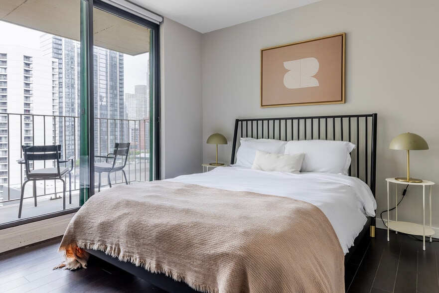 Building Photo - 77 W Huron St