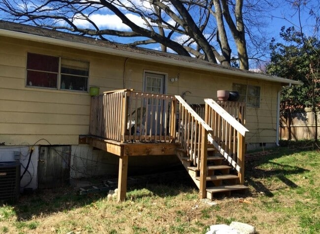 Building Photo - 3bed 2 bath with den