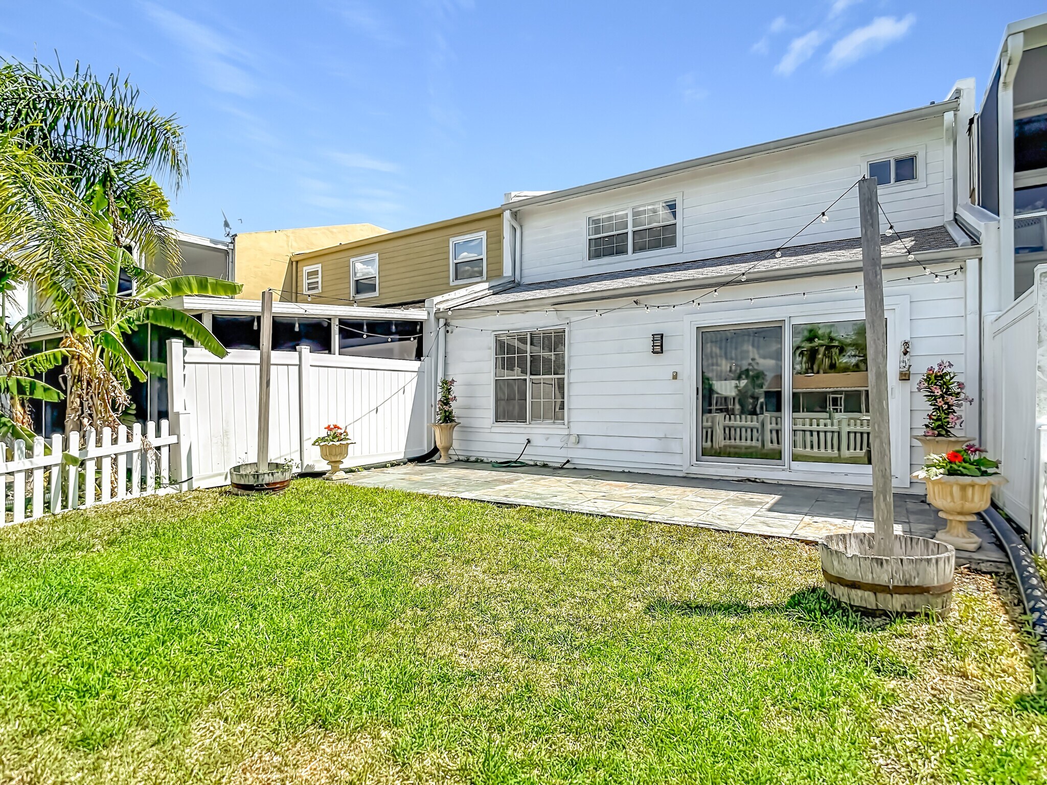 Building Photo - 8733 Bay Pointe Dr