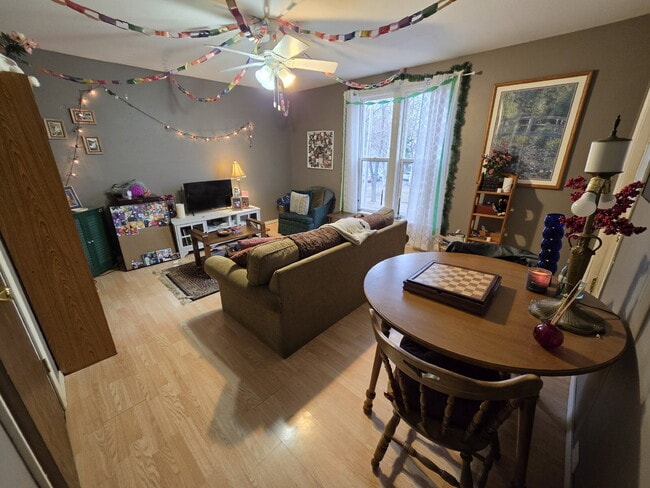 Building Photo - 3 Bedroom, 1 Bathroom with Covered Large Balcony and Off-Street Parking - Available July 1st!