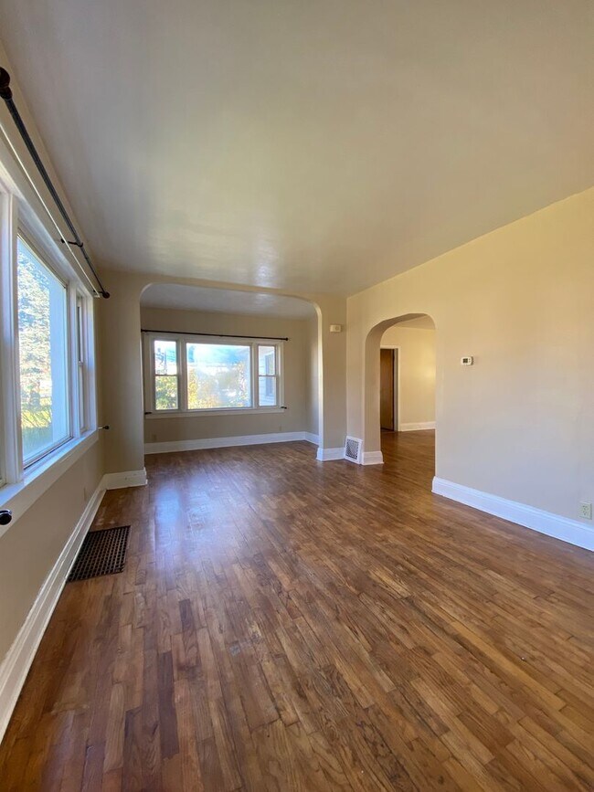 Building Photo - 3 Bedroom Home in Elkhart with Garage and ...