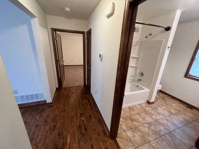 Building Photo - 409 S Broadway Ave