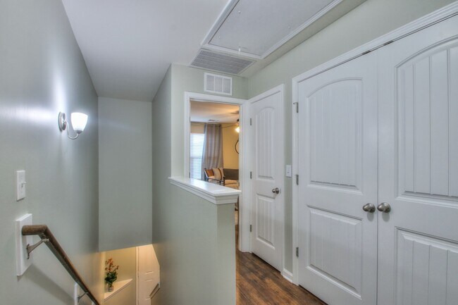Building Photo - 1215 Riverbrook Dr