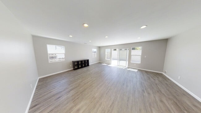 Building Photo - Large Property w/ 2 Kitchens!! (Lease out,...