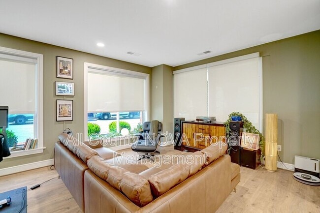 Building Photo - 635 Slaters Ln