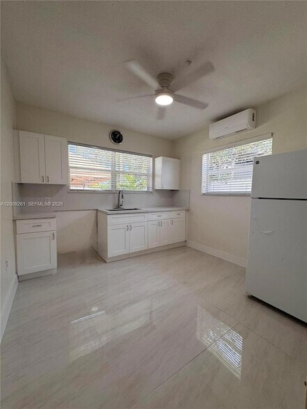 Building Photo - 606 SW 58th Ct