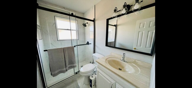 Building Photo - 582 Revilo Blvd
