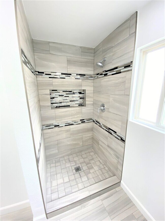 Building Photo - Spacious 3-Bedroom Retreat with Newly Reno...