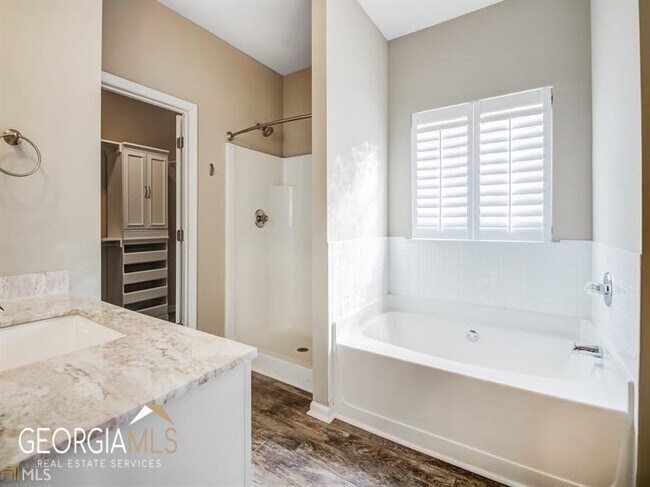 Building Photo - 54 Medallion Park