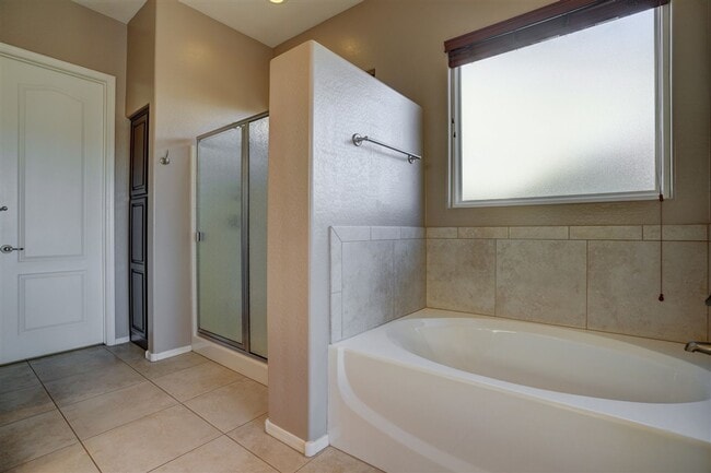 Building Photo - Beautiful 2 bed + den, 2 bath Home Located in Quailwood!