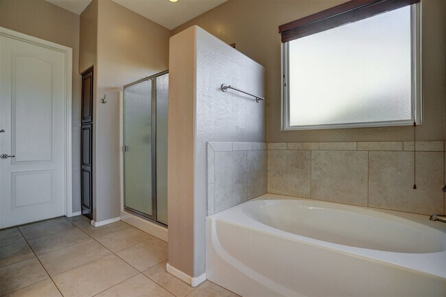 Building Photo - Lower price! Beautiful 2 bed + den, 2 bath Home Located in Quailwood!