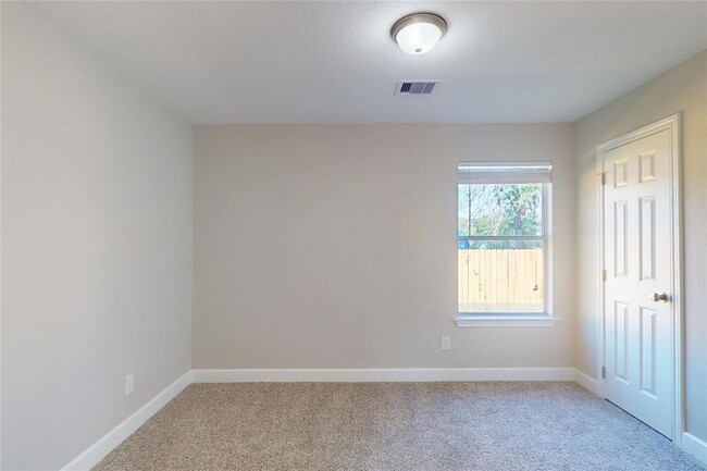Building Photo - 702 1/2 E 32nd St