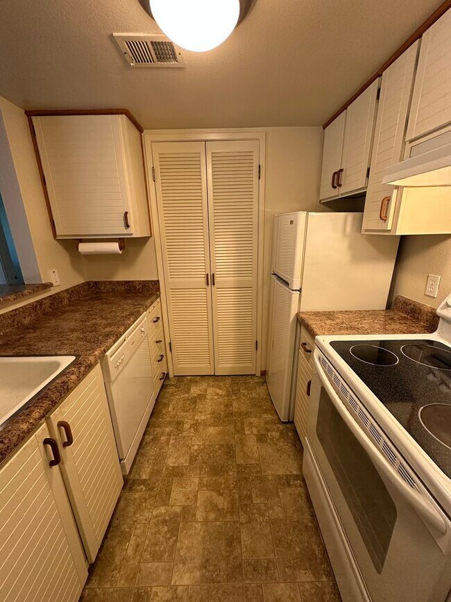 Building Photo - Cute and Cozy 1 Bedroom Condo in Gated Tim...