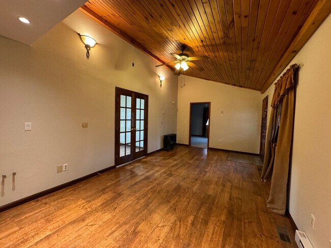 Building Photo - Rent free December & January  ! Sign a lease in December and enjoy December and January rent free!