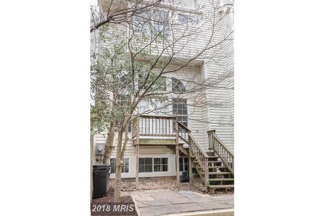 Building Photo - 3 LEVEL TOWNHOUSE WITH 1 CAR GARAGE END UNIT TOWNHOUSE