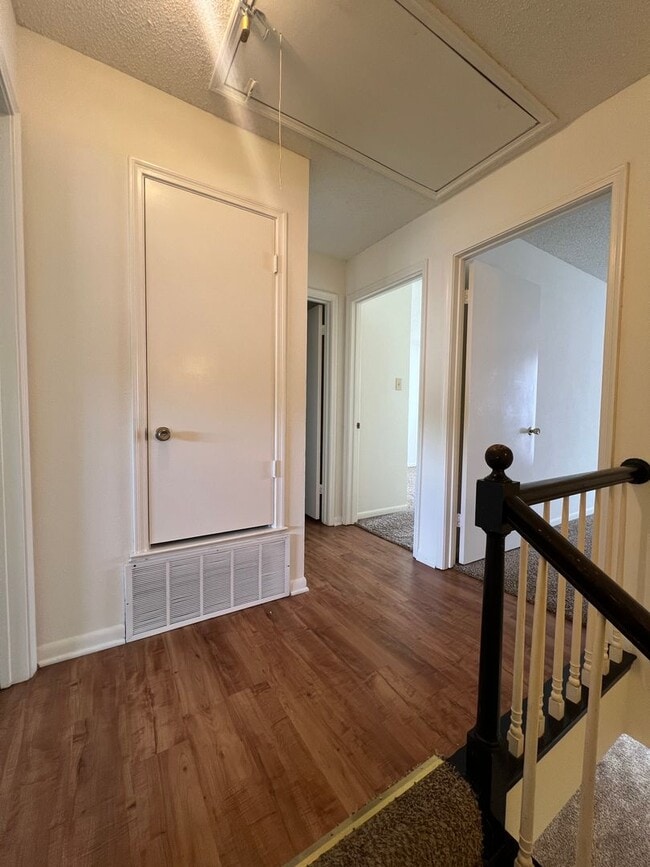 Building Photo - Townhome