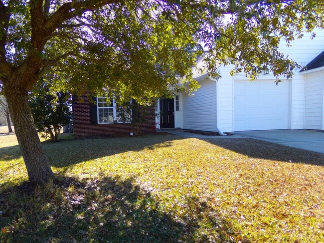Building Photo - 423 Nordhoff St