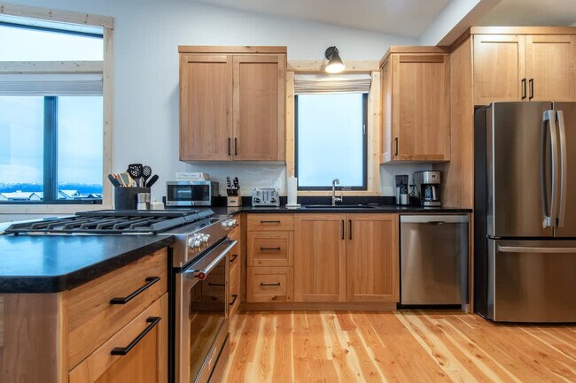 Building Photo - 3402 Alta Vista Dr