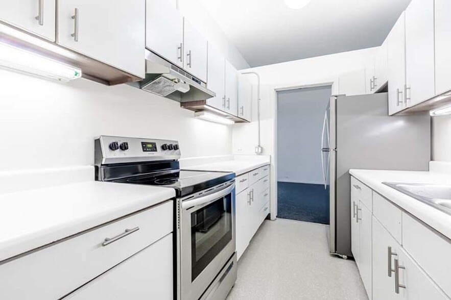 Interior Photo - 731 Plymouth