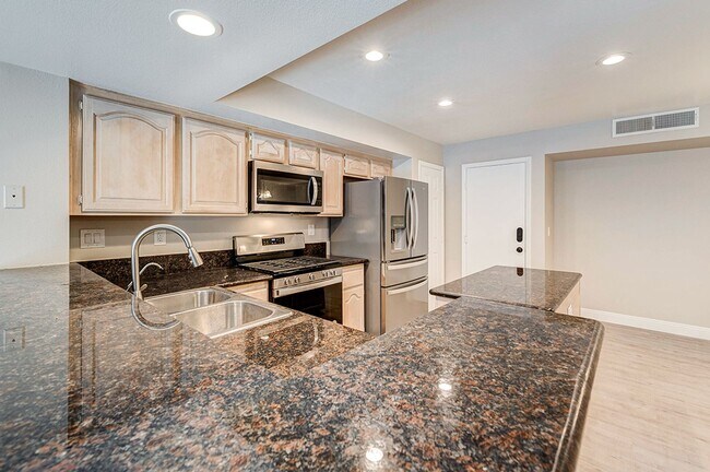 Building Photo - Gorgeous 2 Bedroom home in Desert Shores Racquet Club!
