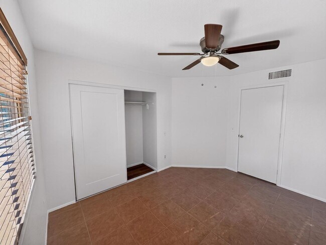 Building Photo - Spacious 4 Bedroom Pool Home in Quiet Cul De Sac