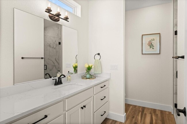 Building Photo - 802 S Creek St