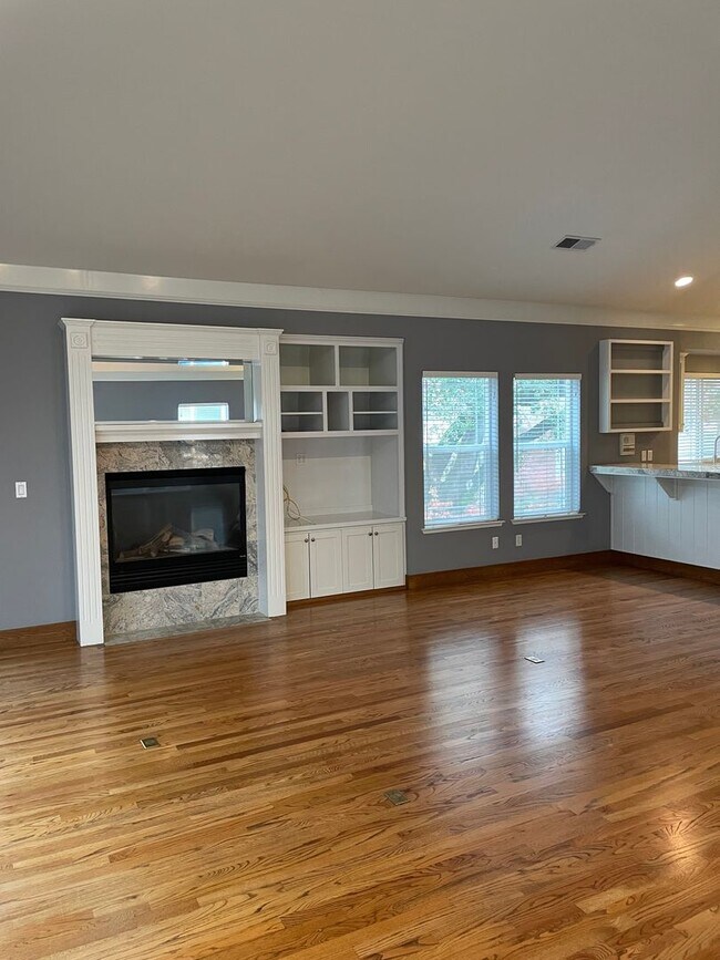 Building Photo - I STREET/22ND CORNER