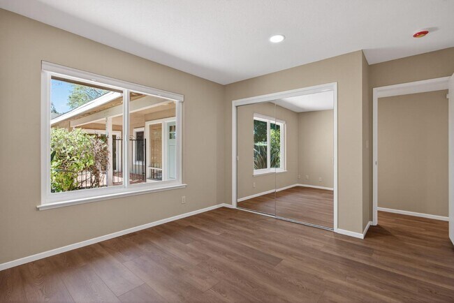 Building Photo - 1525 Fairway Dr