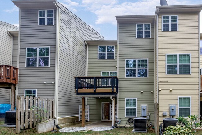 Building Photo - 4 Bedroom Heritage Townhome