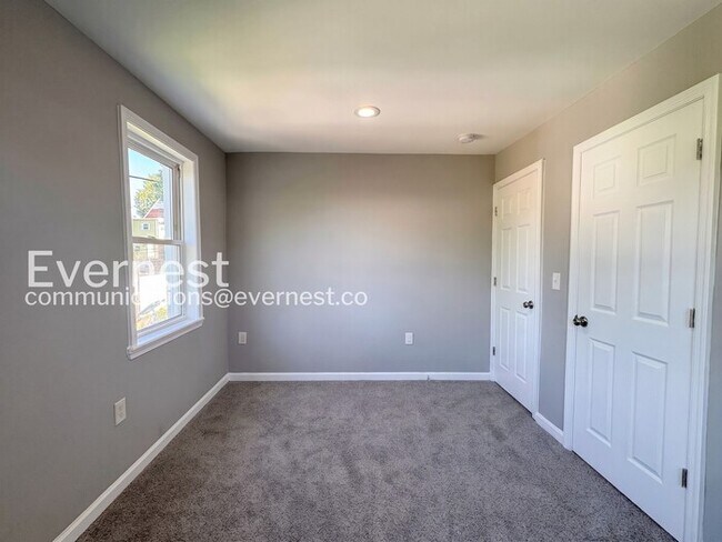 Building Photo - 3 Bed/1.5 Bath Townhome with fenced yard and deck/ Available Now!