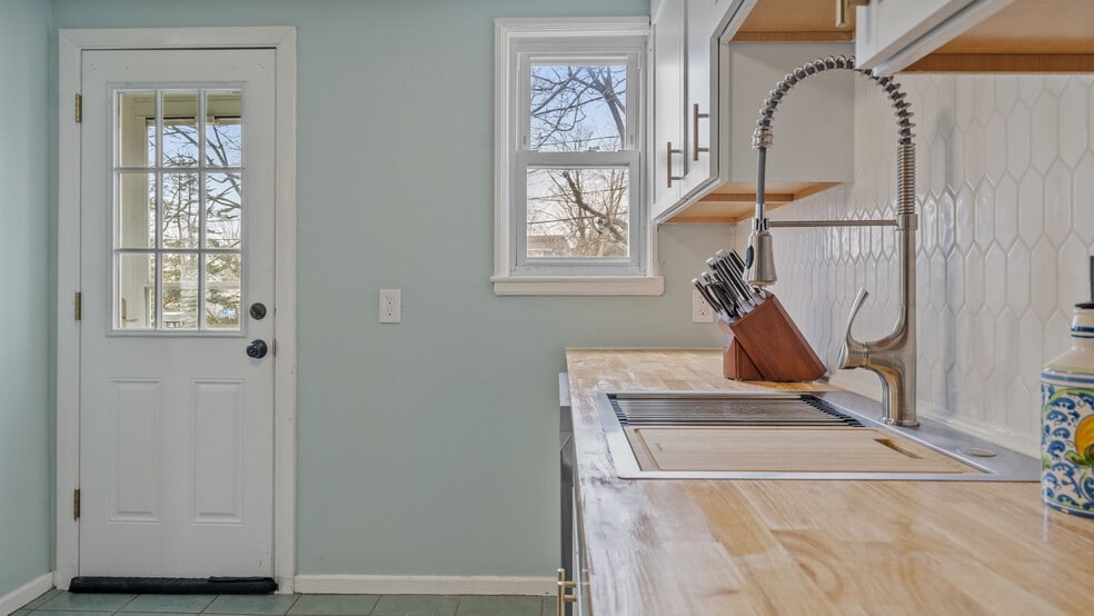 Building Photo - 7 Shangri La Ln