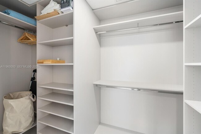 Building Photo - 700 NE 24th St