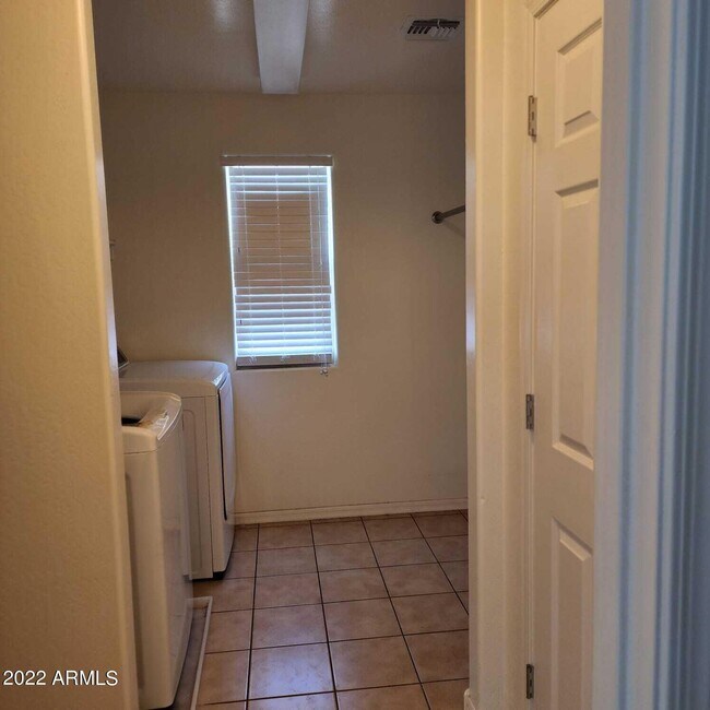 Building Photo - 10872 S 175th Dr