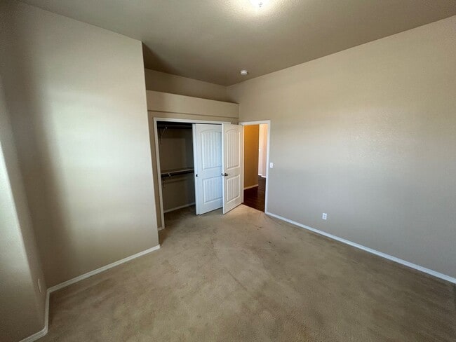 Building Photo - Absolutely Gorgeous 5-Bed 4-Bath with 3-car Garage Home!