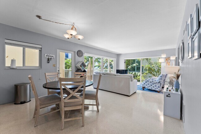 Building Photo - 1203 Hillsboro Mile