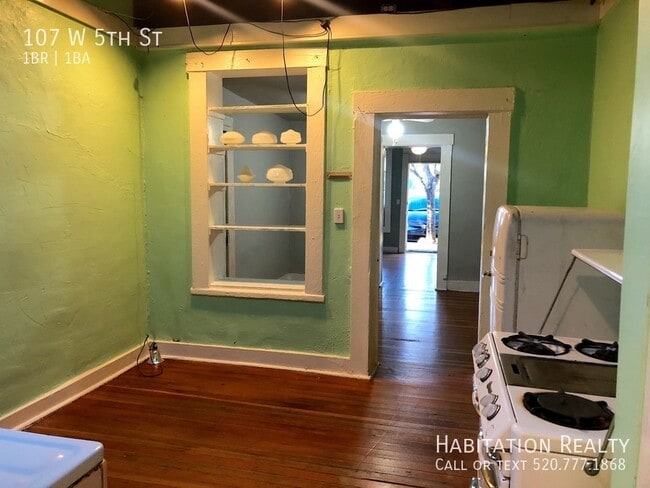 Primary Photo - 107 W 5th St