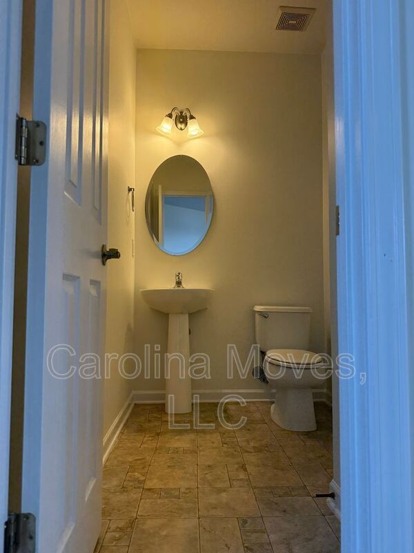 Building Photo - 223 Collingwood Ln