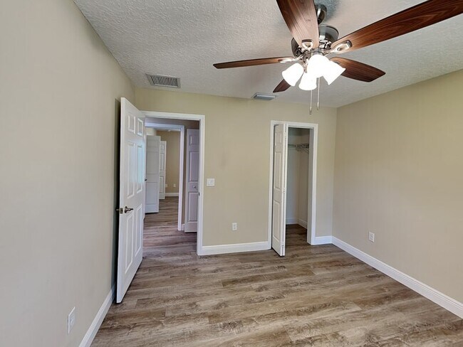 Building Photo - 2127 W Landmark Dr