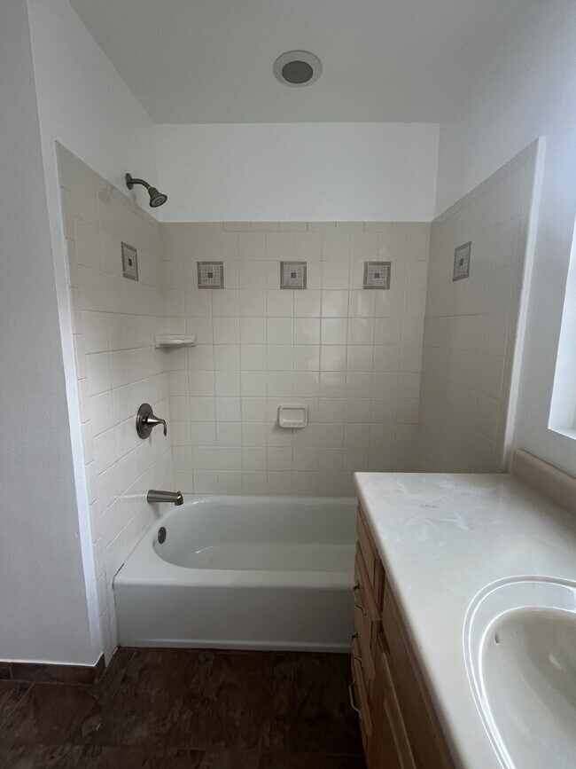 Building Photo - "Charming 2-Bedroom Retreat on Douglas Ave...