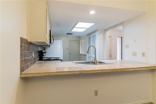 Building Photo - 7211 Lakewood Dr