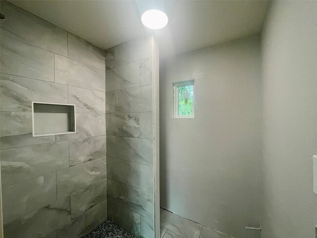 Building Photo - 504 N 8th St