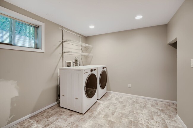 Building Photo - Charming 1bed/2bath Home with Lowel Level Bonus Room in West Seattle!