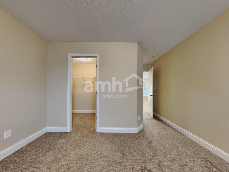 Building Photo - 3419 Greentree Ln