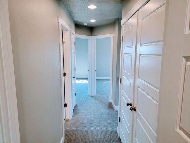 Building Photo - Gorgeous Townhome!!!
