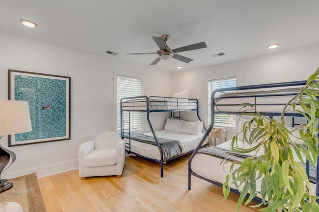 Building Photo - Fully Furnished Downtown Rental