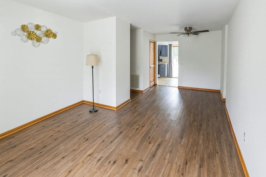 Building Photo - 460 Echo Ln