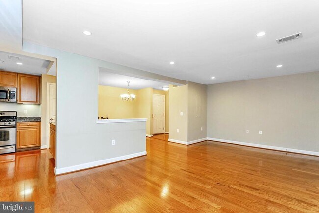 Building Photo - 4079 S Four Mile Run Dr