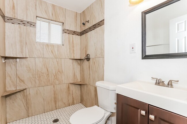 Building Photo - 1708 Colvin