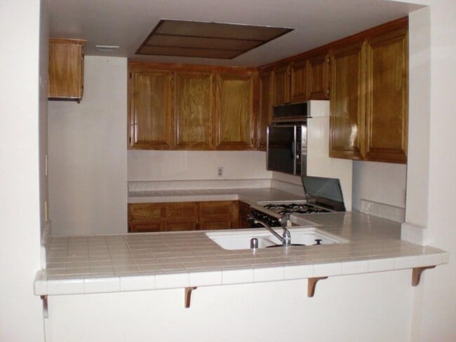 Building Photo - Camarillo 2 Bedroom Condo